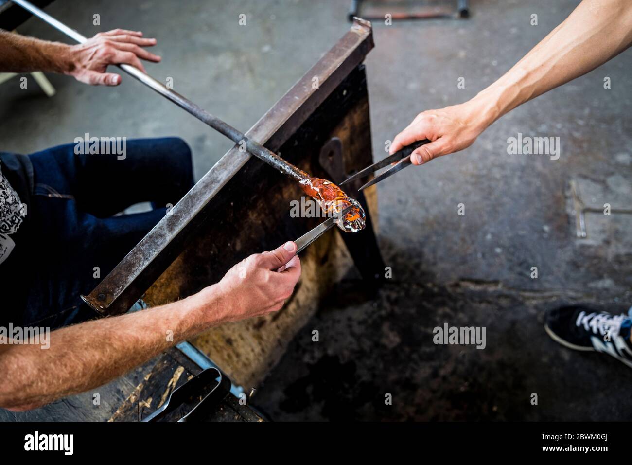 Ein Schüler erhält Unterricht während einer Glasbläserstunde in der Berliner Glas-Werkstatt in Wedding, Berlin, Deutschland Stockfoto