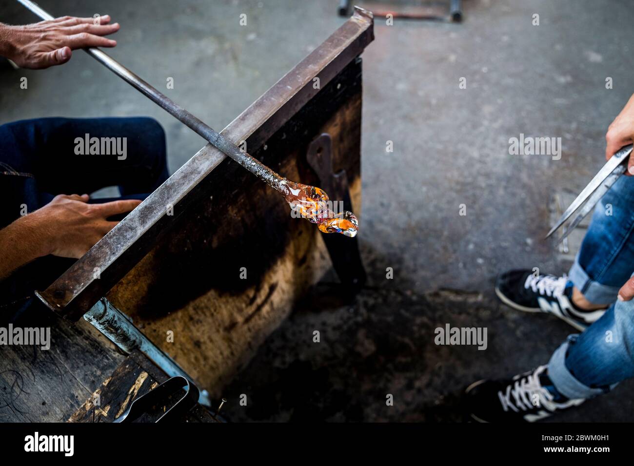 Ein Schüler erhält Unterricht während einer Glasbläserstunde in der Berliner Glas-Werkstatt in Wedding, Berlin, Deutschland Stockfoto