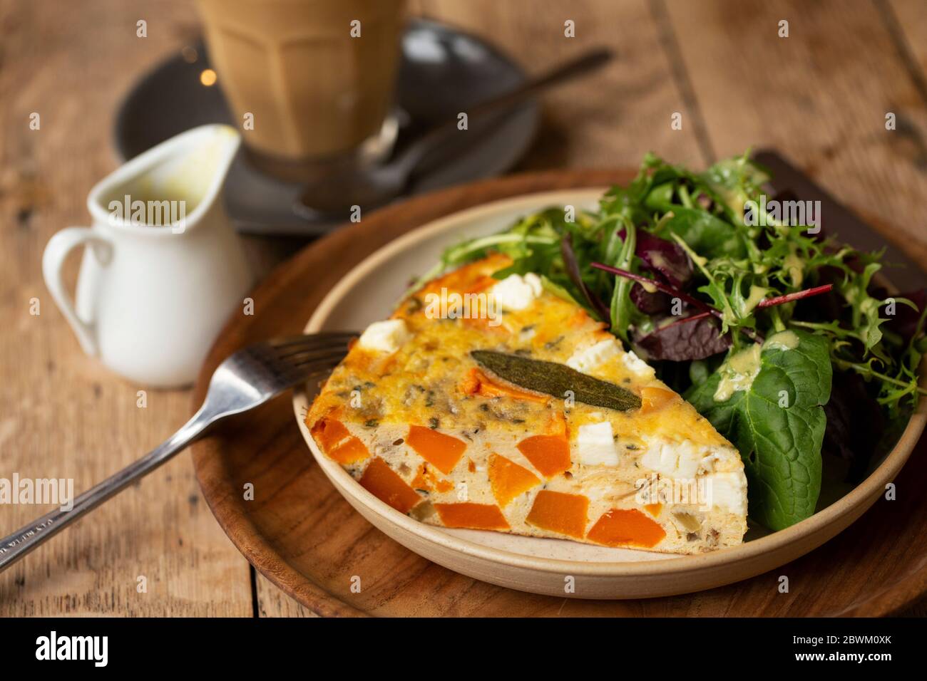 Hohe Winkel Nahaufnahme von Frittata mit einem Baby Blatt Salat in einem Café. Stockfoto