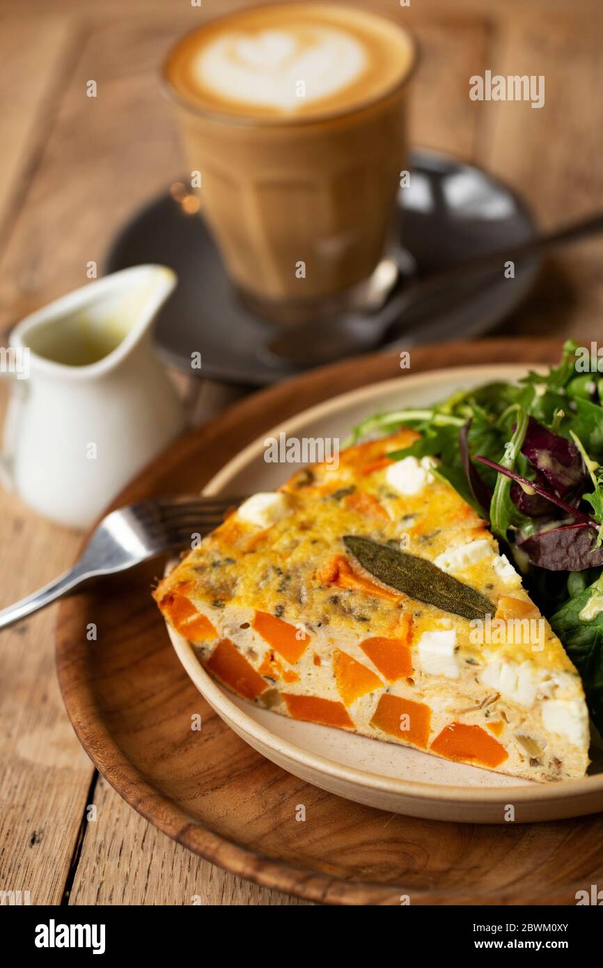 Hohe Winkel Nahaufnahme von Frittata mit einem Baby Blatt Salat in einem Café. Stockfoto