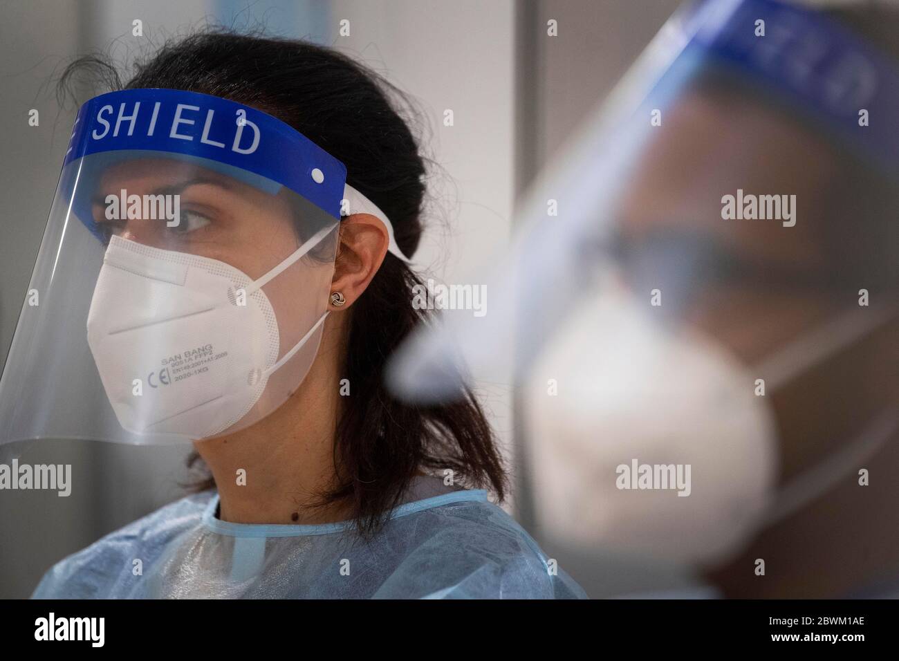 Medizinisches Personal von Covid Crisis Rescue (CCR) bereitet sich darauf vor, Mitarbeiter von Legal und General auf Coronavirus zu testen, bevor sie in ihre Zentrale in London zurückkehren. Stockfoto