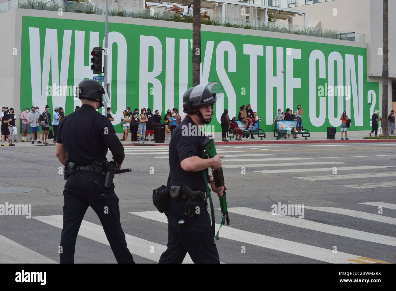 Los Angeles, Usa. Juni 2020. Polizeibeamte sichern eine Kreuzung am Sunset Blvd. Nach Dutzenden Plünderern, von denen viele nicht mit Demonstrationen wegen des Verwahrungsmordtodes von George Floyd verbunden zu sein schienen, haben am Montag, den 1. Juni 2020, Unternehmen im Hollywood-Teil von Los Angeles überfallen. Foto von Jim Ruymen/UPI Quelle: UPI/Alamy Live News Stockfoto