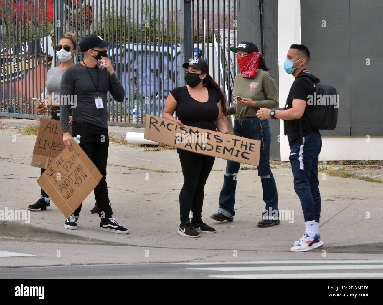 Los Angeles, Usa. Juni 2020. Eine kleine Gruppe von Demonstranten versammeln sich am 1. Juni 2020 auf dem Sunset Blvd., um friedlich die Erinnerung an George Floyd in Los Angeles zu ehren. Friedliche Proteste in Hollywood und Van Nuys wurden getrübt, als Dutzende Plünderer, von denen viele nicht mit den Demonstrationen verbunden zu sein schienen, in der Nähe Geschäfte überfielen. Foto von Jim Ruymen/UPI Quelle: UPI/Alamy Live News Stockfoto