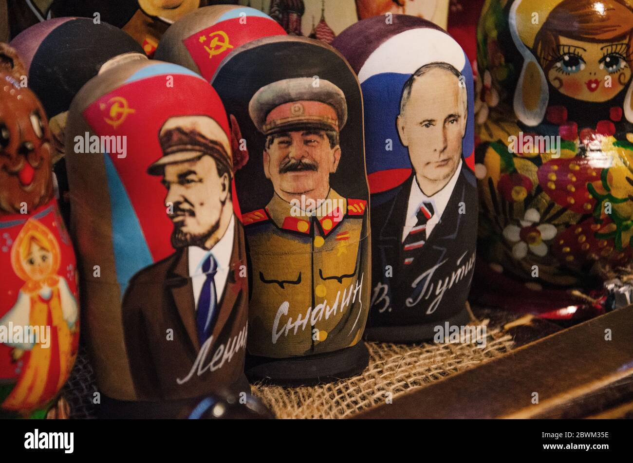 MOSKAU, RUSSLAND - 27. Juli 2019: Russische traditionelle Nesting-Puppen. Puppen haben ein Porträt der politischen Führer Wladimir Lenin, Wladimir Putin und Joseph Stockfoto
