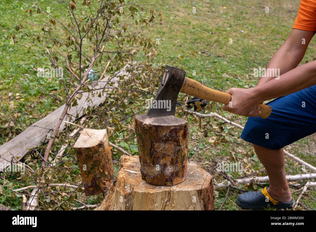 Holzfäller hacken Holz. ax in Stumpf stecken. Reisen, Abenteuer, Campingausrüstung. Stockfoto