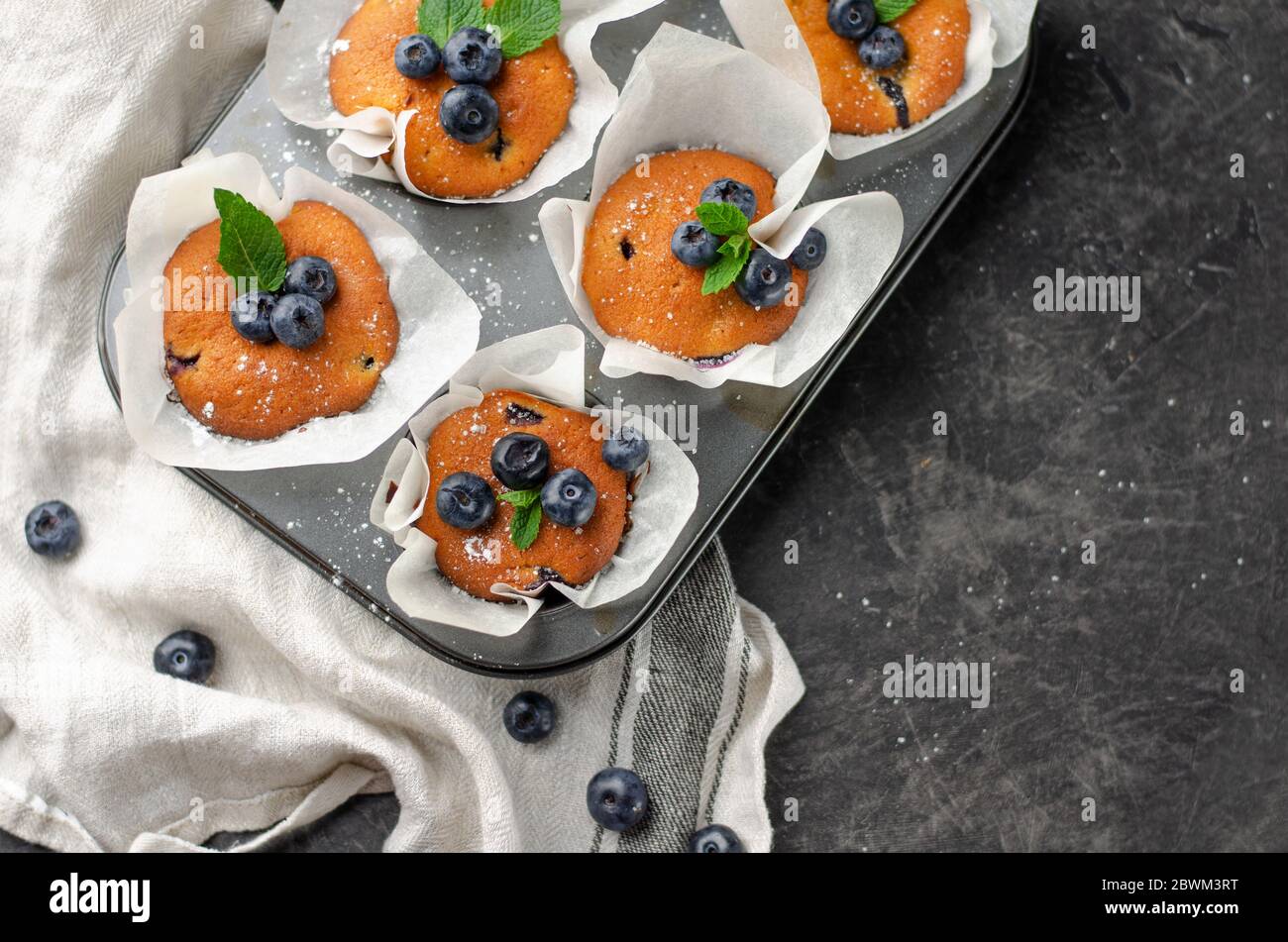Heidelbeer hausgemachte Muffins mit Beeren auf einem Tisch Stockfoto