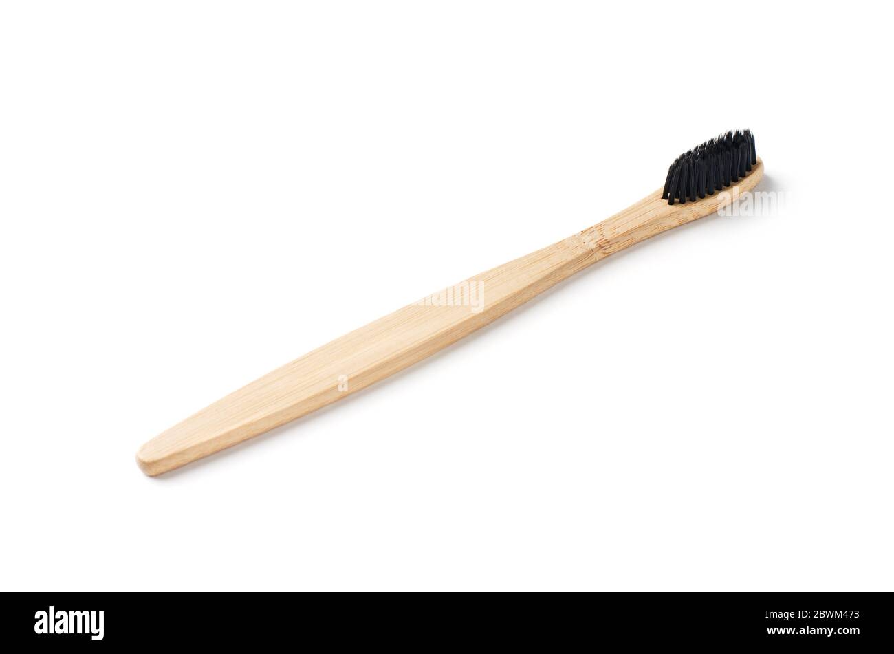 Bambus-Holz Zahnbürste mit schwarzen Bürstenborsten isoliert auf einem weißen Hintergrund Stockfoto
