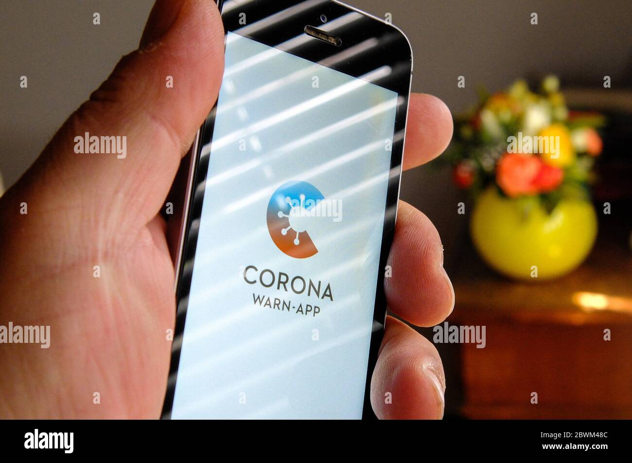 02. Juni 2020, Niedersachsen, Braunschweig: ILLUSTRATION - auf dem Bildschirm eines Apple iPhone SE wird der Startbildschirm einer Corona Warning-App des Presse- und Informationsamtes der Bundesregierung angezeigt. Die Entwickler der Federal Corona Warning App haben den kompletten Programmcode der mit Spannung erwarteten Anwendung offengelegt. Foto: Stefan Jaitner/dpa Stockfoto