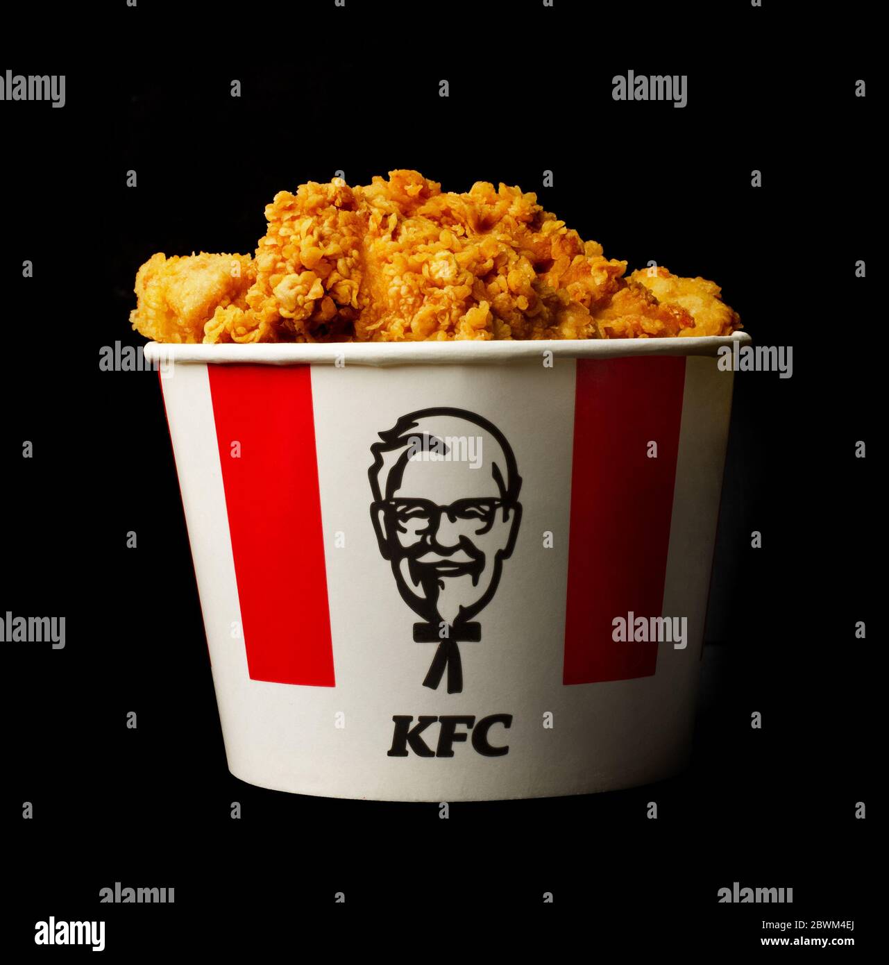 Moskau, Russland - 16. November 2019: Eine Menge KFC Huhn heißen Flügel oder Streifen in Eimer KFC (Kentucky Fried Chicken) Fast Food. Stockfoto