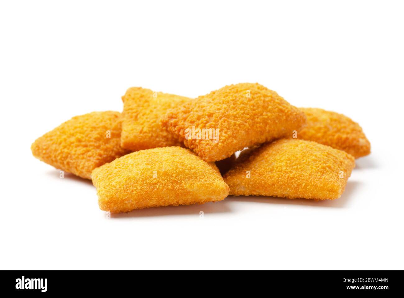 Gebratene knusprige Halloumi-Käseschnupfen auf weißem Hintergrund isoliert Stockfoto