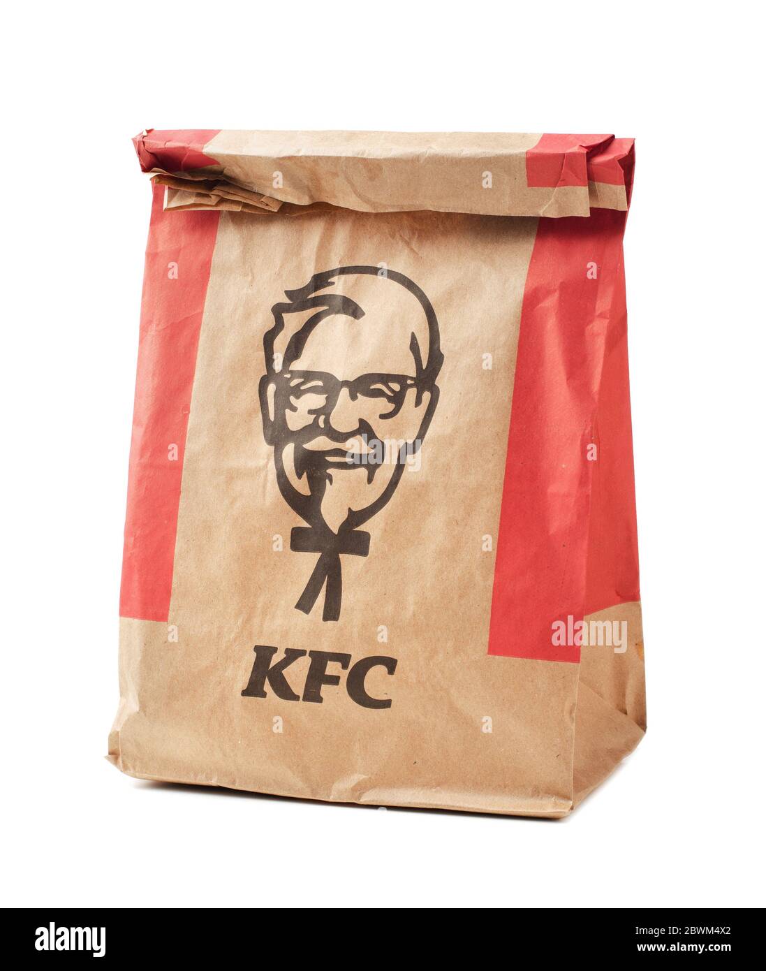 Moskau, Russland. 12.26.2019. Kentucky Fried Chicken Papiertüte isoliert auf einem weißen Hintergrund. KFC ist eine Fast-Food-Restaurantkette mit Hauptsitz in Unit Stockfoto