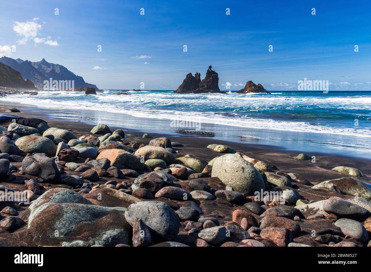 Nach einer langen Wanderung entspannen Sie am Strand Benijo im Norden Teneriffas im Schatten der Anaga-Berge Stockfoto