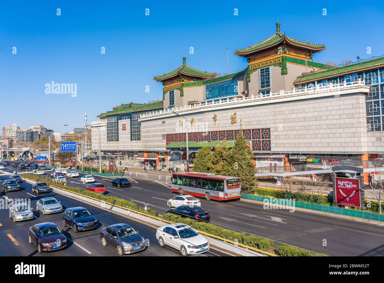 PEKING, CHINA - NOVEMBER 24: Blick auf das Äußere des Pearl Market, einem berühmten Markt und beliebtes Touristenziel am 24. November 2019 in Beijin Stockfoto