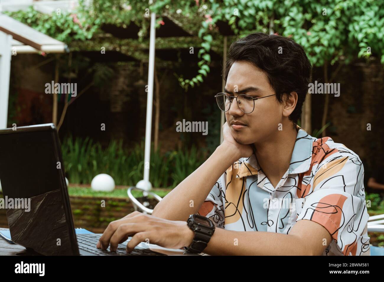 Freiberufliche Mitarbeiter nutzen Laptops für die Arbeit im Coworking Space Stockfoto
