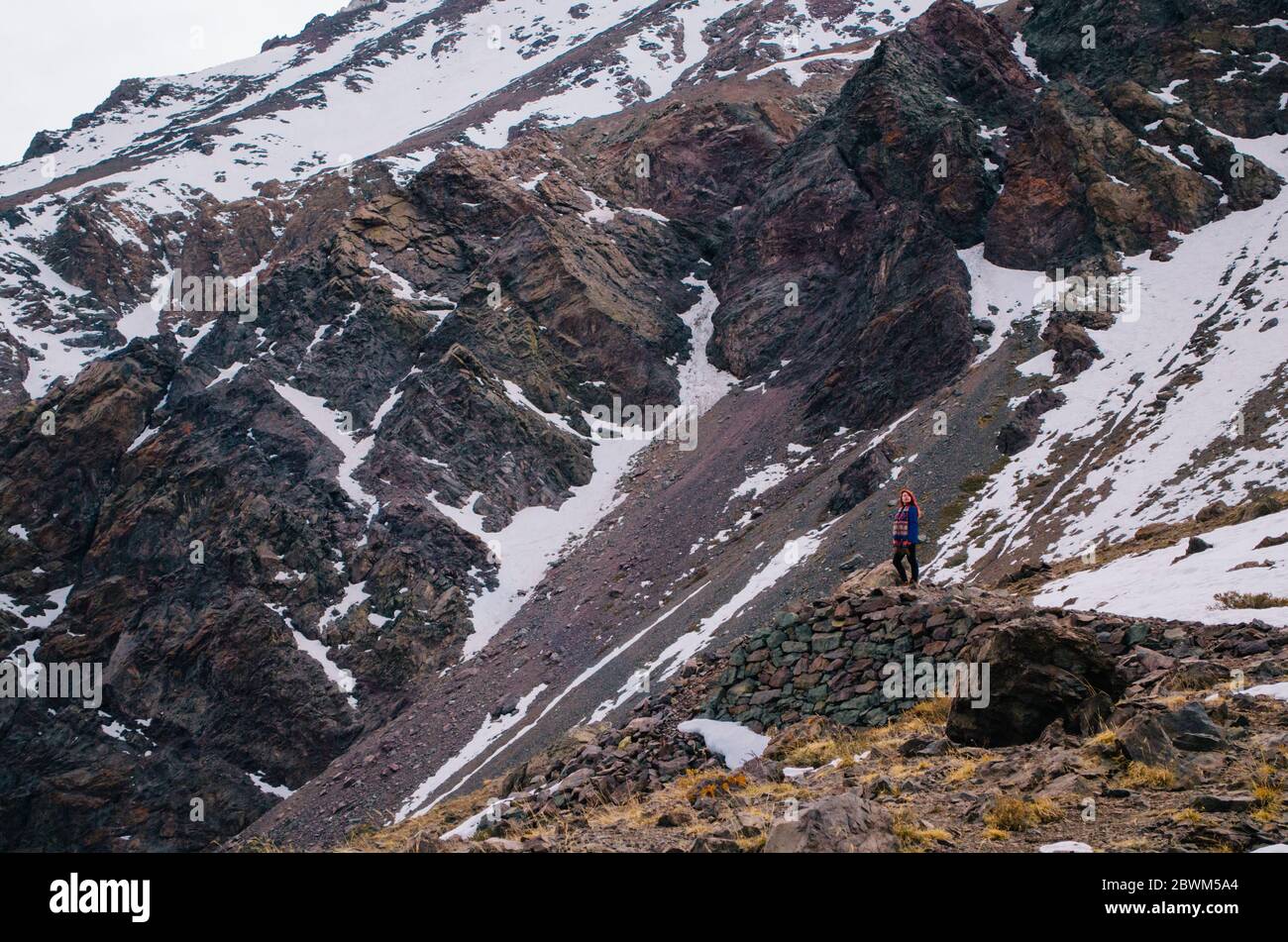 Eine junge Erwachsene Frau in ihren 20er Jahren Trekking in den Anden und Blick weg. Stockfoto