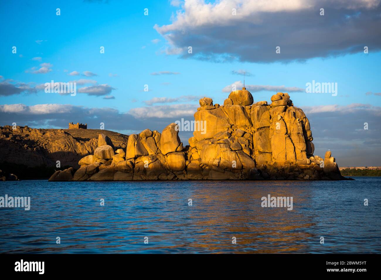 Ägypten, Assuan, Felsformation im Stausee vom Unteren Damm Stockfoto
