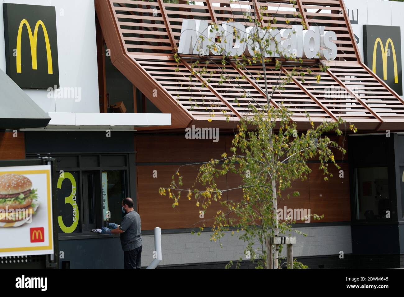 Loughborough, Leicestershire, Großbritannien. Juni 2020. Ein Arbeiter bereitet ein McDonalds Drive-Through-Restaurant für die Wiedereröffnung vor, nachdem die Beschränkungen für die Sperrung der Coronavirus-Pandemie gelockert wurden. Credit Darren Staples/Alamy Live News. Stockfoto