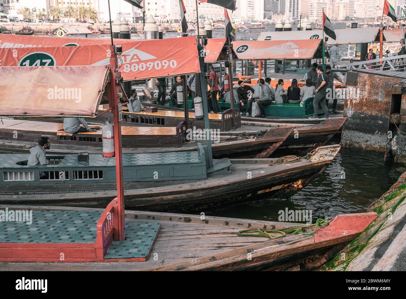 Dubai, VAE - Februar 2020 : Alte traditionelle Boote in der Bucht von Dubai Creek, berühmte Wassertaxi. Stockfoto