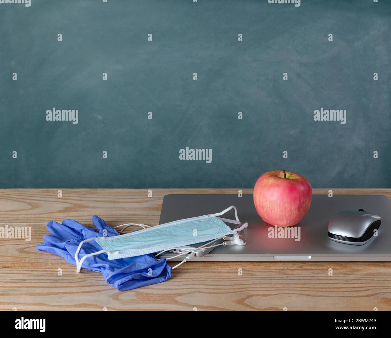 Back to School Konzept mit moderner Technologie und persönlicher Schutzausrüstung für Covid-19 Pandemie Stockfoto