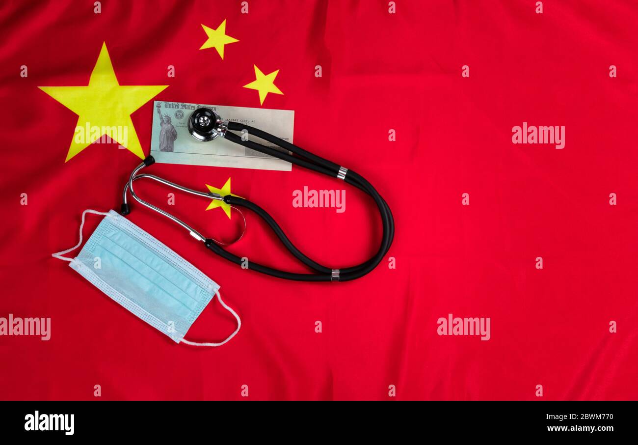 Chinesische Nationalflagge mit Stimulus-Check der Vereinigten Staaten und medizinischer Ausrüstung für Covid-19-Konzept Stockfoto