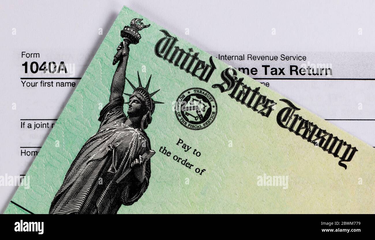 IRS-Rückerstattungsscheck und Steuerformular in der Nahaufnahme Stockfoto