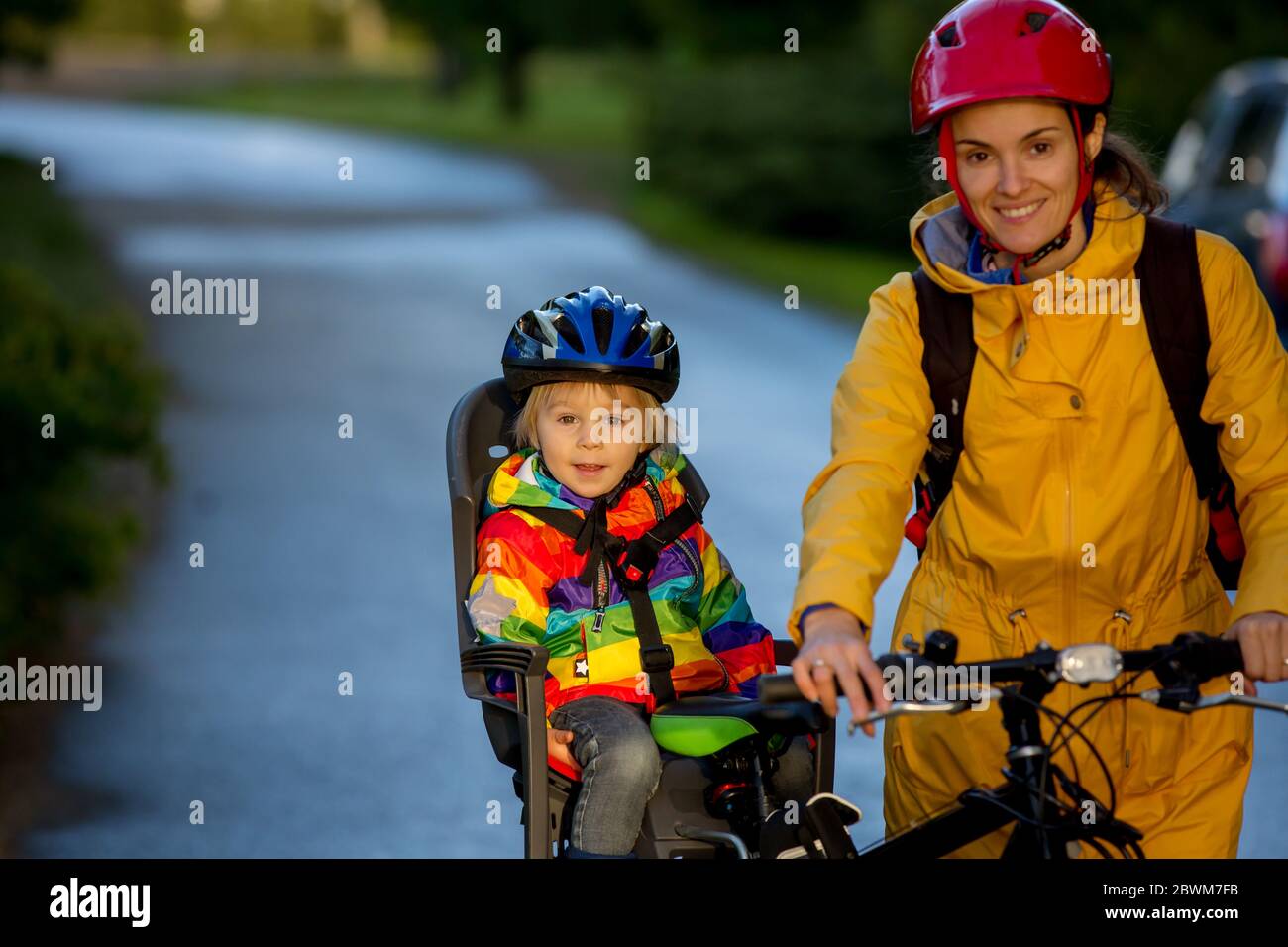 Mutter und Kind, Fahrrad fahren, Junge sitzen im Fahrradsitz, genießen  Reise mit Mama, Sicherheit zuerst, Waaring Helme Stockfotografie - Alamy