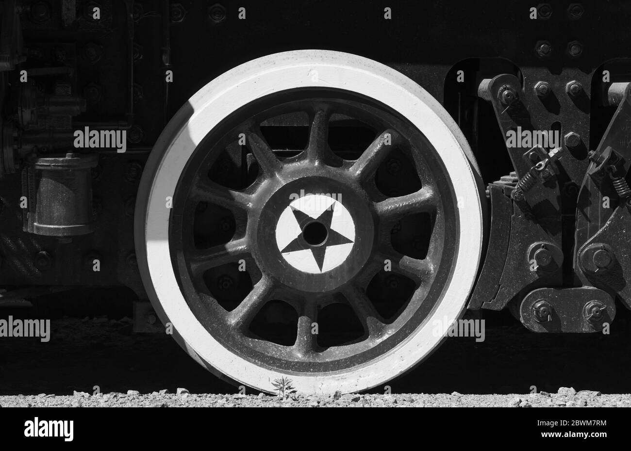 Altes Rad mit Stern einer sowjetischen militärischen Dampflokomotive aus dem Zweiten Weltkrieg, schwarz-weiß Foto Stockfoto