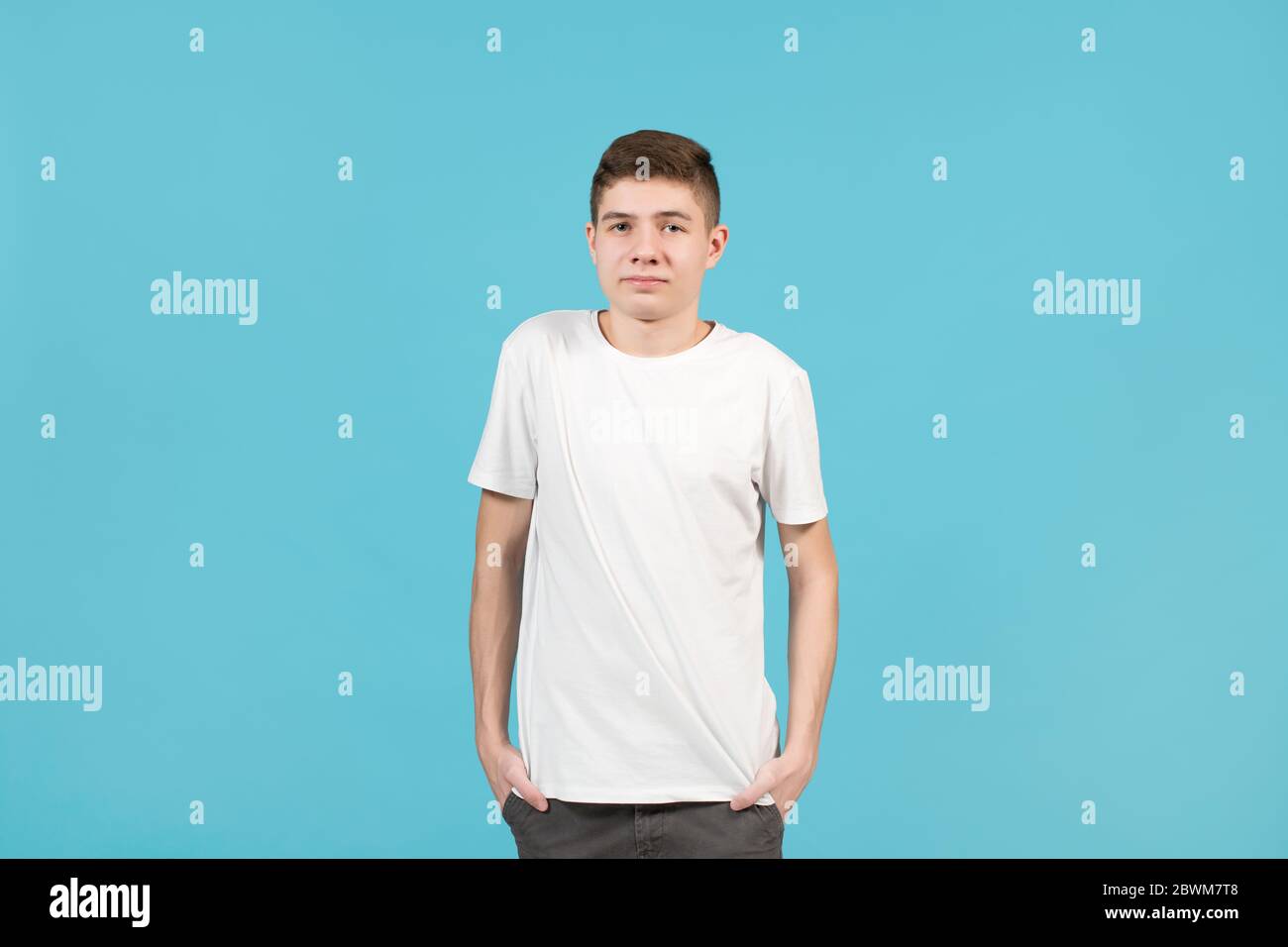 Ein Teenager in einem weißen T-Shirt schaut unbestimmt nach vorne Stockfoto