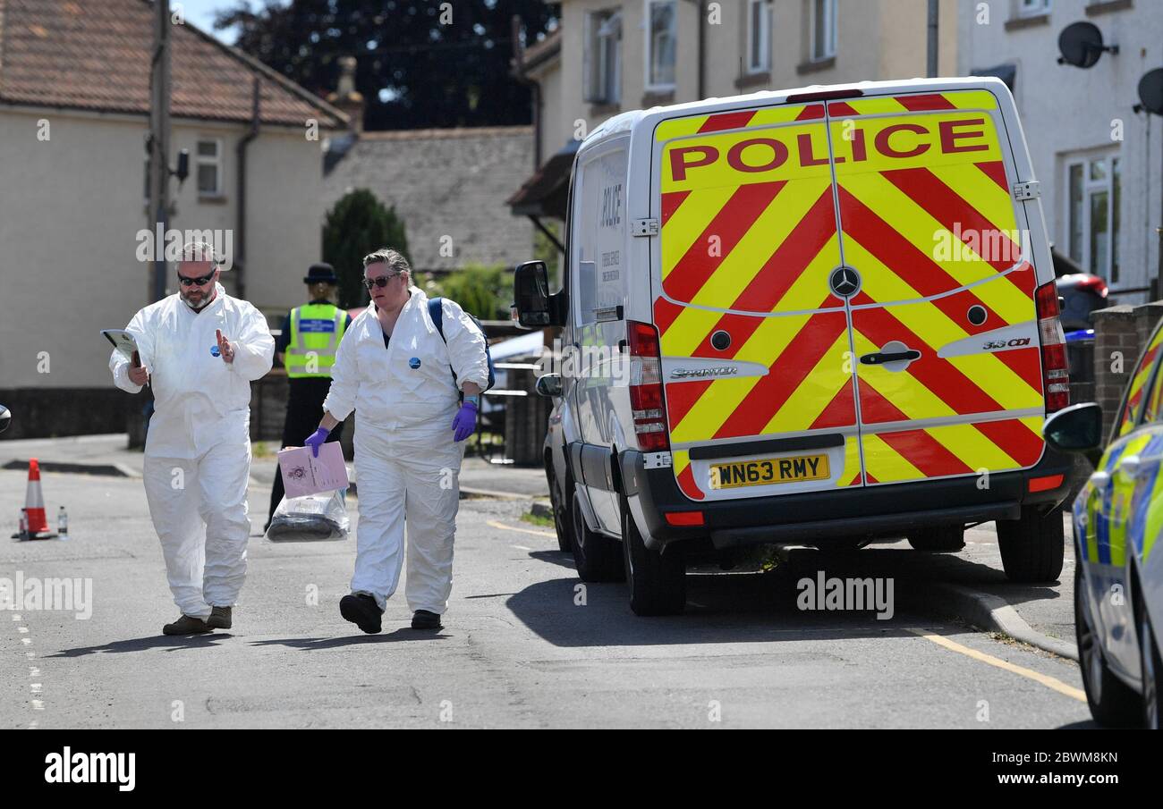 Gerichtsbeamte in einem Haus in der Wessex Road in Salisbury, Wiltshire, wo am Montag zwei Frauen nach einer Störung starben. Ein Mann in den 30er Jahren wurde wegen Mordes verhaftet und in der Melksham Polizeistation in Gewahrsam genommen. Stockfoto