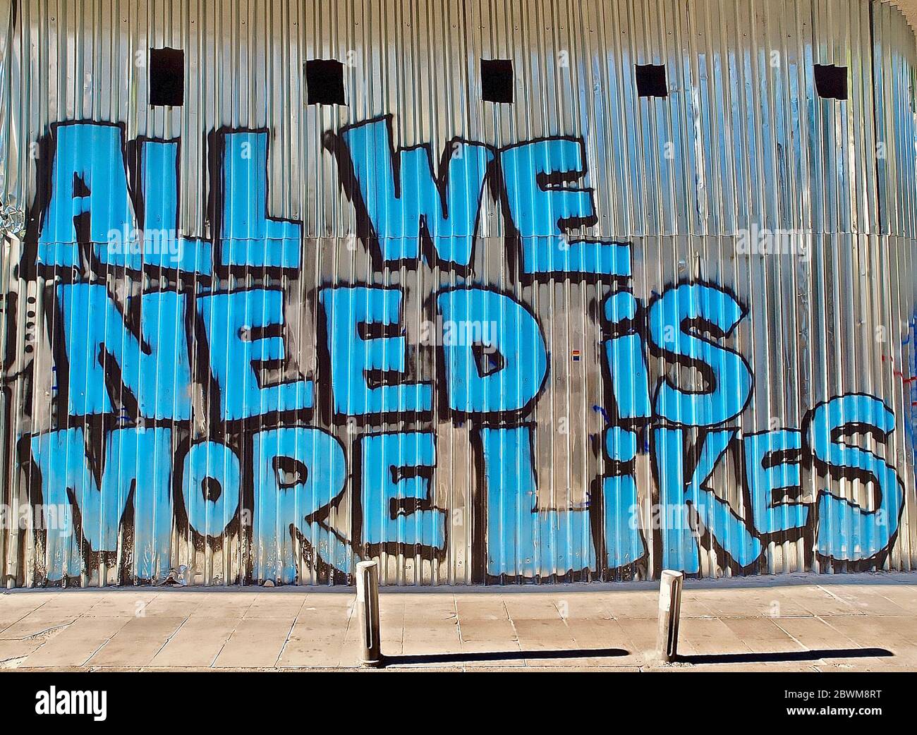 Graffiti alles was wir brauchen, ist mehr Likes in Athen in Griechenland Stockfoto