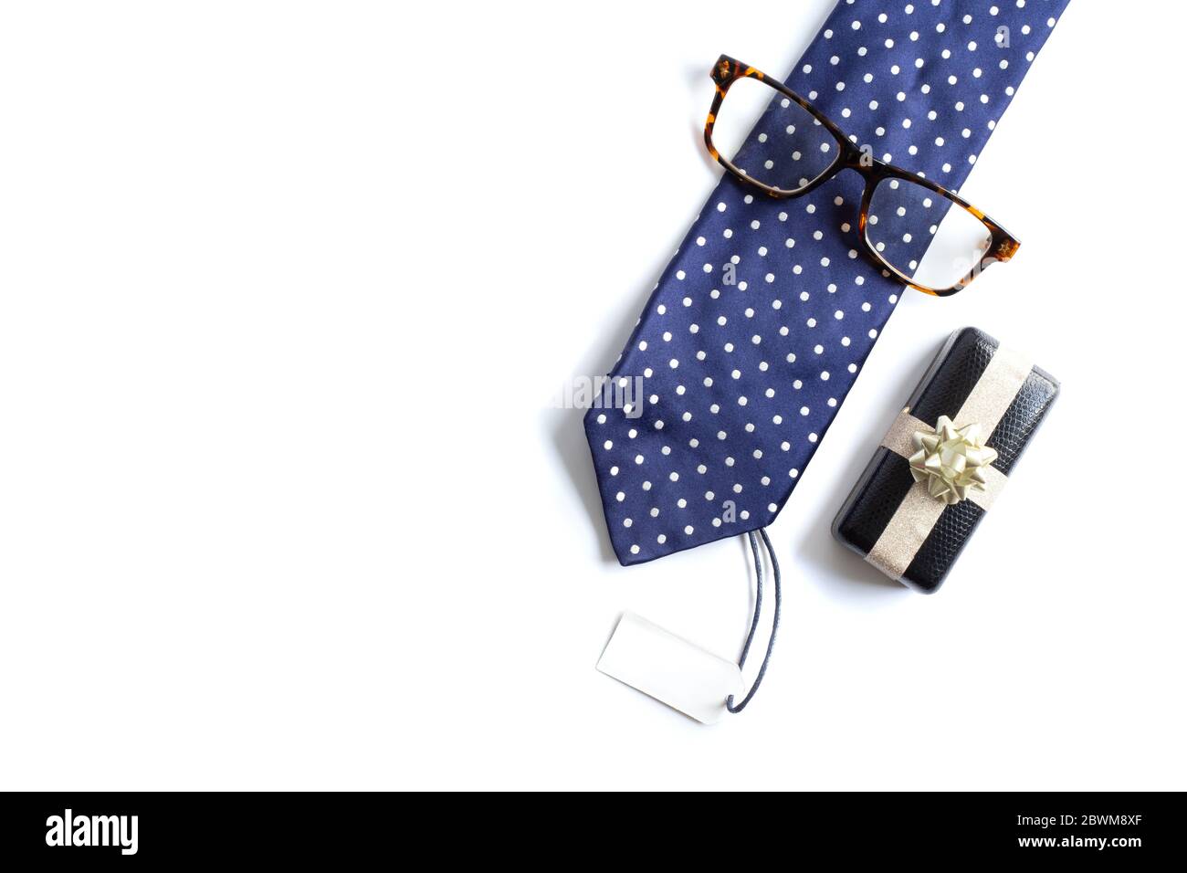 Blaue Krawatte, Geschenkbox, Brille und Geschenkanhänger auf weißem Hintergrund. Happy Father's Day, Business Present Konzept. Mock Up, Grußkarte, Symbol Stockfoto