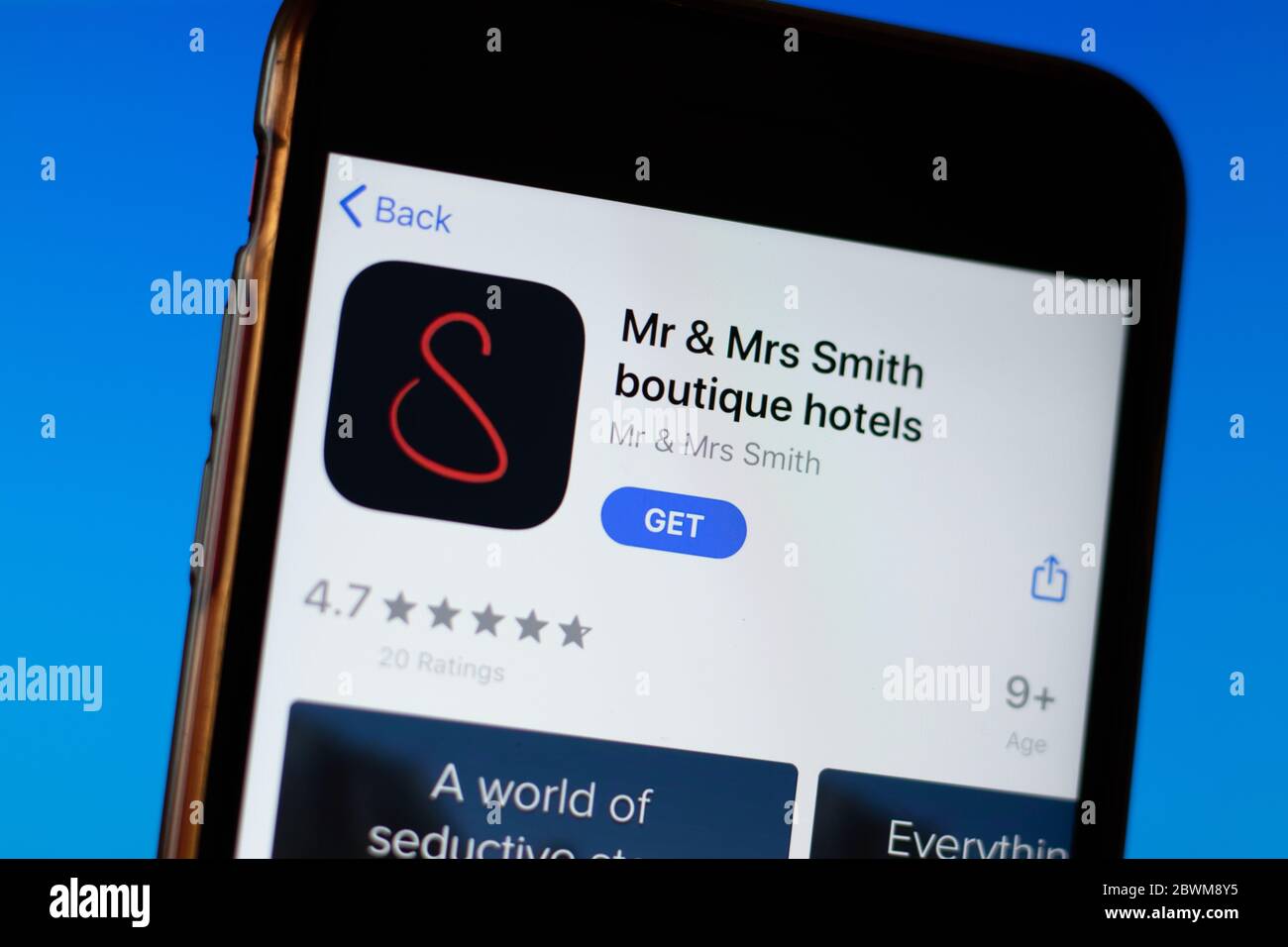 Moskau, Russland - 1. Juni 2020: Mr Mrs Smith Boutique Hotels App Mobile Logo close-up on screen Display, illustrative Editorial. Stockfoto