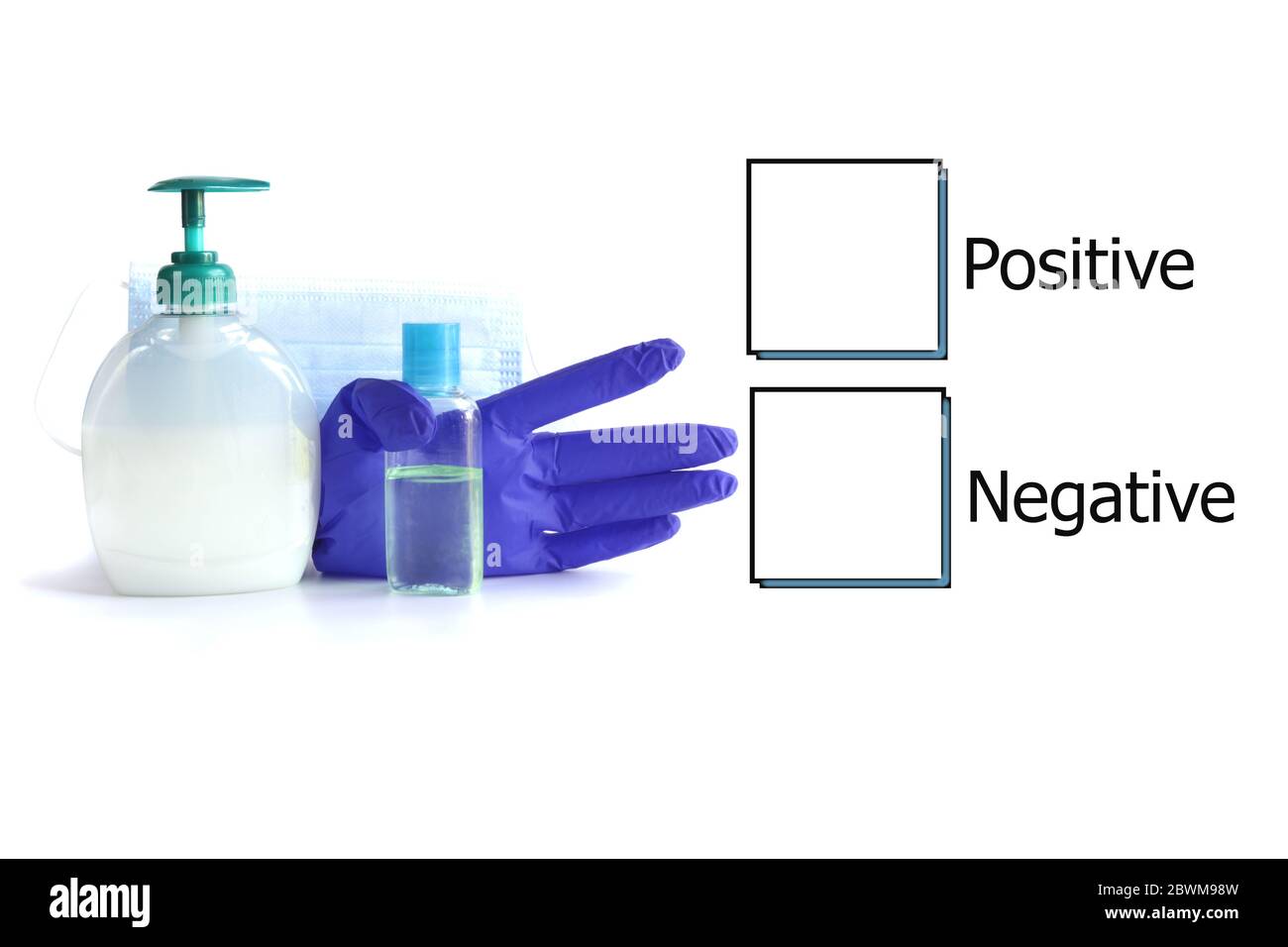 Kästchen mit negativen Testergebnissen für COVID-19 Virus und Schutzzubehör gegen Virus auf weißem Hintergrund. Testergebnis, Blutestäbchen, Impfung, Coronavirus Testkonzept Stockfoto