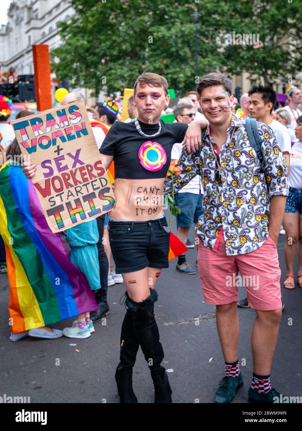LONDON, ENGLAND - JULI 06: Trans Frauen Plakat während Pride in London 2019. Stolz auf London ist der größte, vielfältigste Stolz Großbritanniens, der einen p bietet Stockfoto