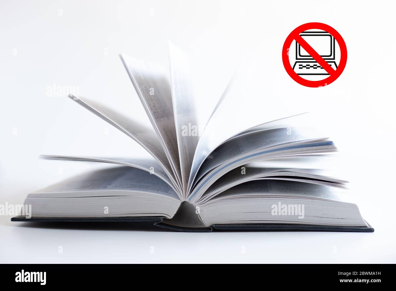 Buch auf weißem Hintergrund mit rotem Symbol No Go mit Symbol des Computers im Inneren öffnen. Selbstversorgung, Zeit weg von der Technologie, finden ruhigen Ort mit Buch. Trennen Sie sich, Zeit zu finden, um das Gehirn Konzept zu beruhigen Stockfoto