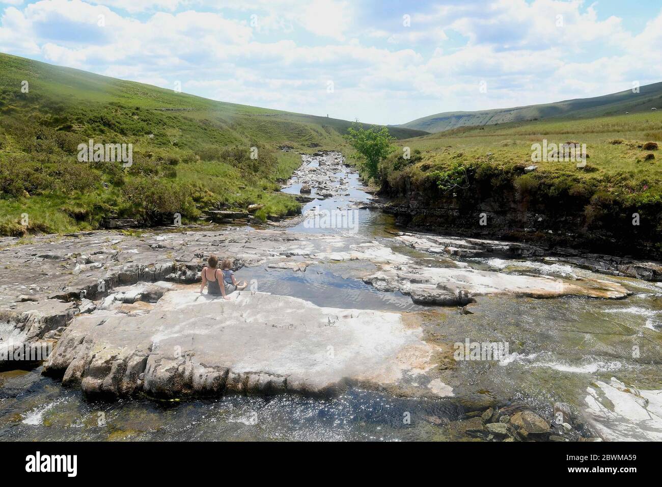 Brecon Beacons, 2. Juni 2020. UK Wetter : der Fluss Tawe, der normalerweise durch die Brecon Beacons in Swansea Bay fließt. Die Wasserstände sind so niedrig gefallen, dass das Flussbett aufgrund der langen Trockenperiode des Wetters in Großbritannien ausgesetzt wurde. Quelle: Robert Melen/Alamy Live News Stockfoto