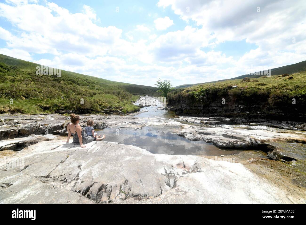 Brecon Beacons, 2. Juni 2020. UK Wetter : der Fluss Tawe, der normalerweise durch die Brecon Beacons in Swansea Bay fließt. Die Wasserstände sind so niedrig gefallen, dass das Flussbett aufgrund der langen Trockenperiode des Wetters in Großbritannien ausgesetzt wurde. Quelle: Robert Melen/Alamy Live News Stockfoto