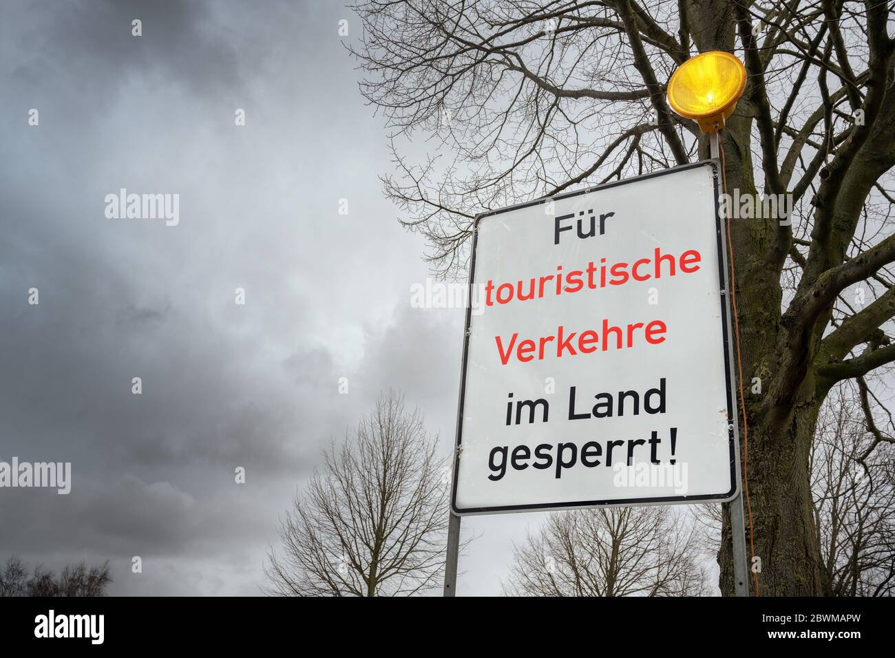 Straßenschild an der Grenze zu mecklenburg-vorpommern mit deutschem Text für touristische Verkehr im Land gesperrt, was für touristische Verkehrsknellner geschlossen bedeutet Stockfoto