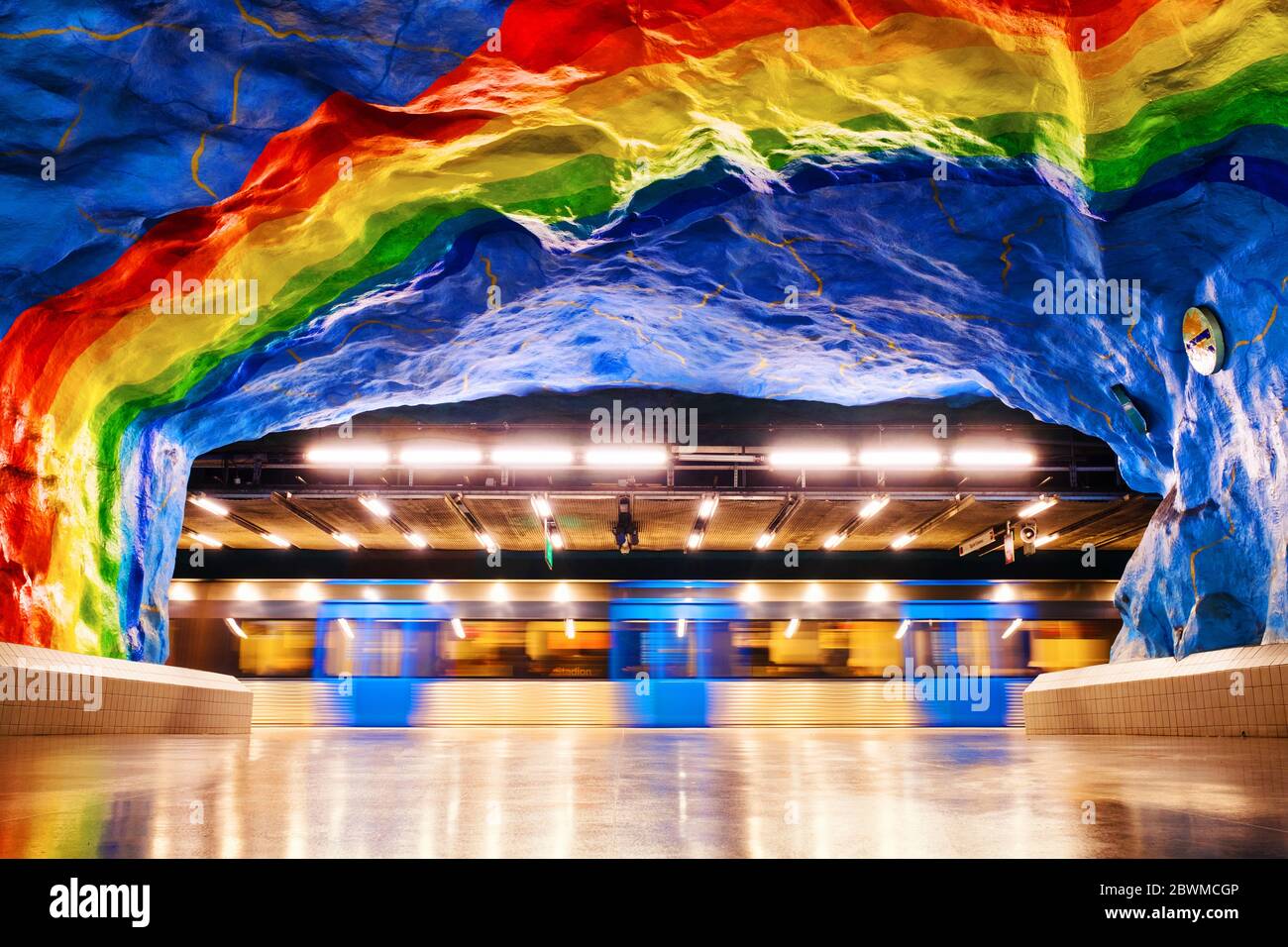 STOCKHOLM, SCHWEDEN - 12. MÄRZ 2019: Innenräume der U-Bahn-Station Stadion in Stockhom, Schweden, Zeitraffer der Menschen an der U-Bahn-Station Stockfoto