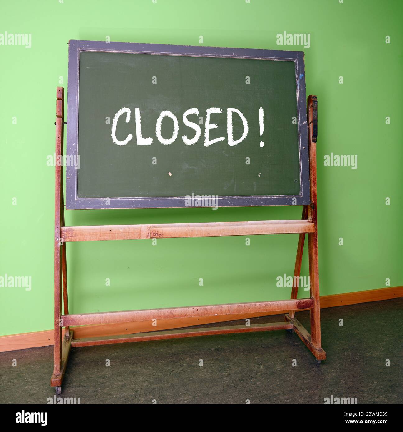 Geschlossen auf einer alten Schulchalkboard geschrieben, um die Schließung von Schulen als vorbeugende Maßnahme während des Infektionsrisikos mit dem Curonavirus zu symbolisieren Stockfoto