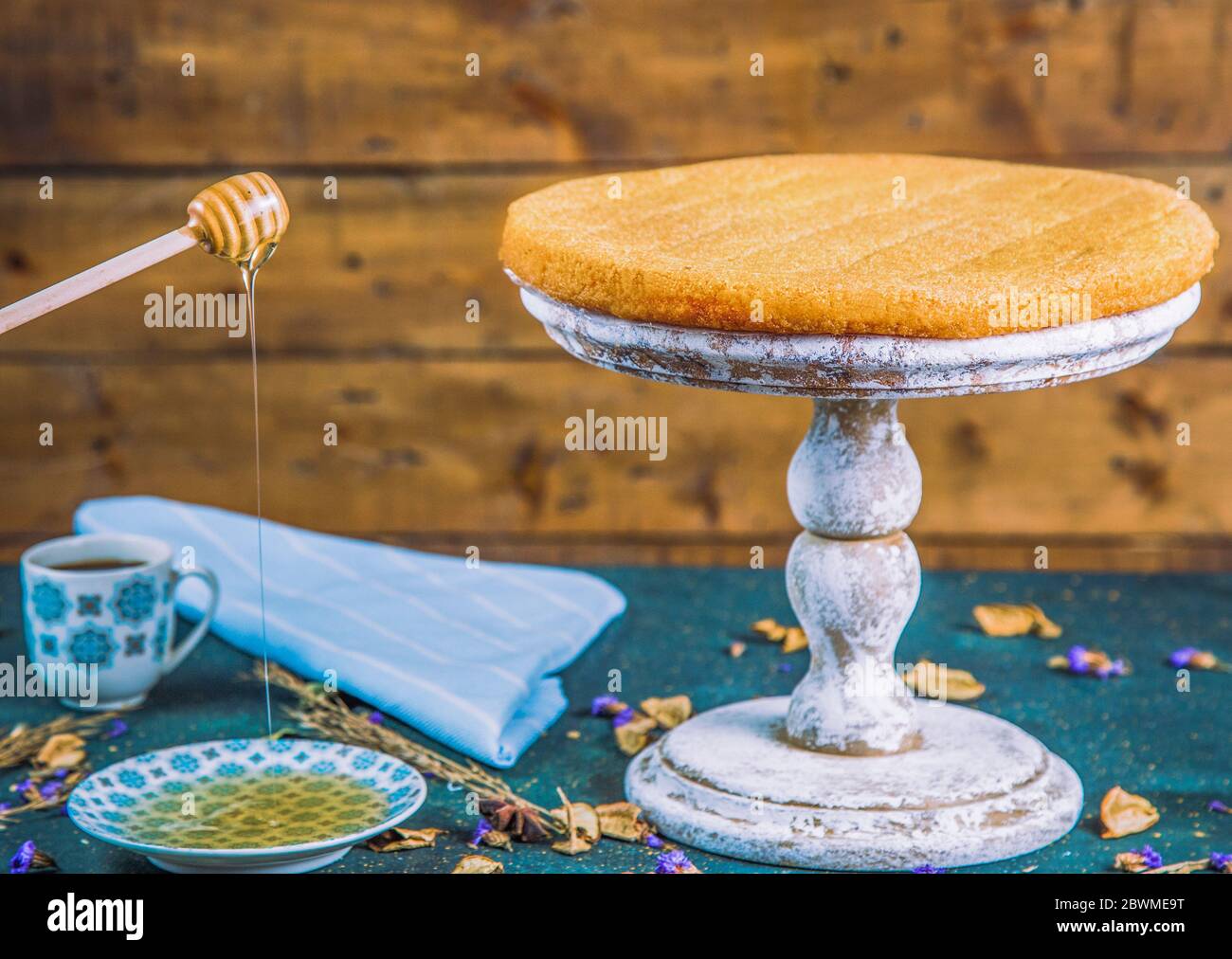 Sirupartig tulumba in Teller mit Honig Dipper angeordnet Stockfoto