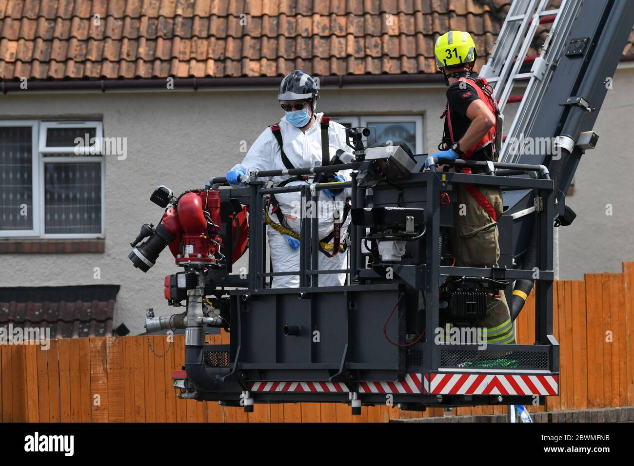 Ein Tatort eines Kriminalbeamten wird auf einer von der Feuerwehr betriebenen Flugplattform vor einem Haus in der Wessex Road in Salisbury, Wiltshire, gehoben, wo am Montag zwei Frauen nach einer Störung starben. Ein Mann in den 30er Jahren wurde wegen Mordes verhaftet und in der Melksham Polizeistation in Gewahrsam genommen. Stockfoto