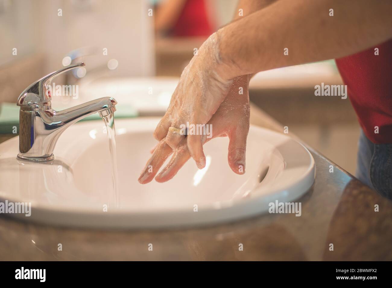 Waschen von Händen mit Seifenmann zur Vorbeugung gegen Corona-Viren, Hygiene, um die Ausbreitung von Coronavirus zu stoppen. Stockfoto