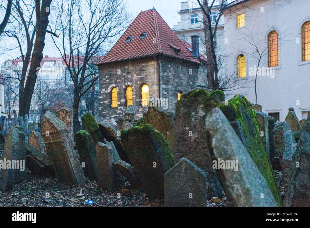 Alter jüdischer Friedhof in Prag Tschechische Republik. Ein wichtiges jüdisches Denkmal und einer der größten Friedhöfe seiner Art Stockfoto