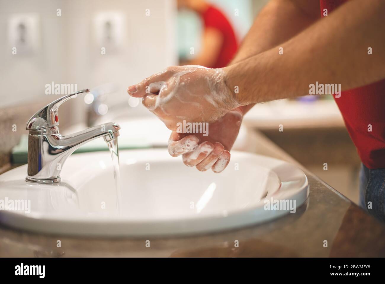 Waschen von Händen mit Seifenmann zur Vorbeugung gegen Corona-Viren, Hygiene, um die Ausbreitung von Coronavirus zu stoppen. Stockfoto