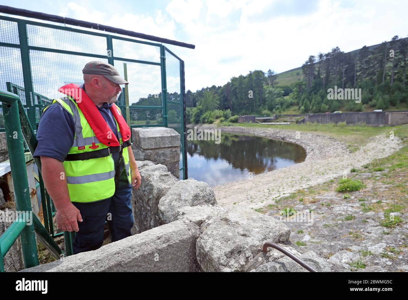 Der stellvertretende Inspektor Ger Goodwin kontrolliert den Wasserstand im oberen See des Bohernabreena-Stausees in Dublin, da irisches Wasser gewarnt hat, dass es "sehr wahrscheinlich" sei, dass landesweit ein Schlauchverbot verhängt wird, da einige Wasserversorgungen unter Dürrebedingungen sind. Stockfoto