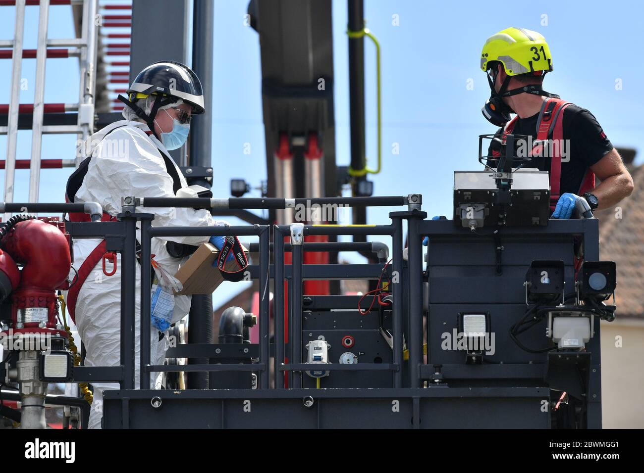 Ein Tatort eines Kriminalbeamten auf einer von der Feuerwehr betriebenen Luftplattform vor einem Haus in der Wessex Road in Salisbury, Wiltshire, wo am Montag zwei Frauen nach einer Störung starben. Ein Mann in den 30er Jahren wurde wegen Mordes verhaftet und in der Melksham Polizeistation in Gewahrsam genommen. Stockfoto