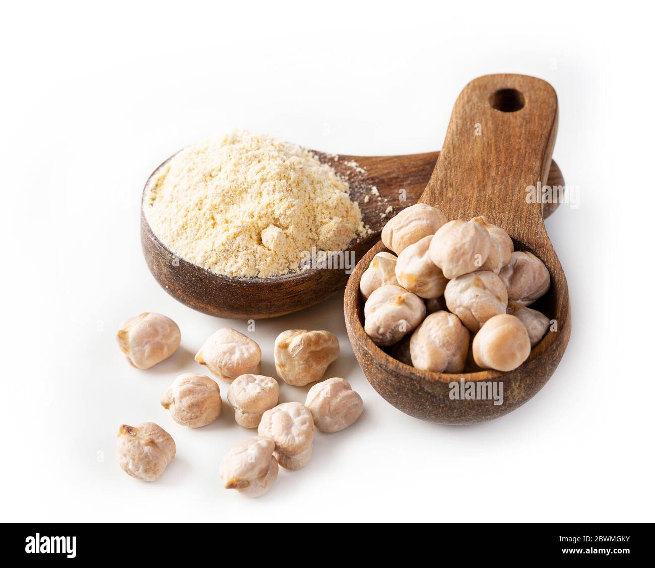 Kichererbsen-Mehl in einem Holzlöffel auf weißem Hintergrund isoliert Stockfoto