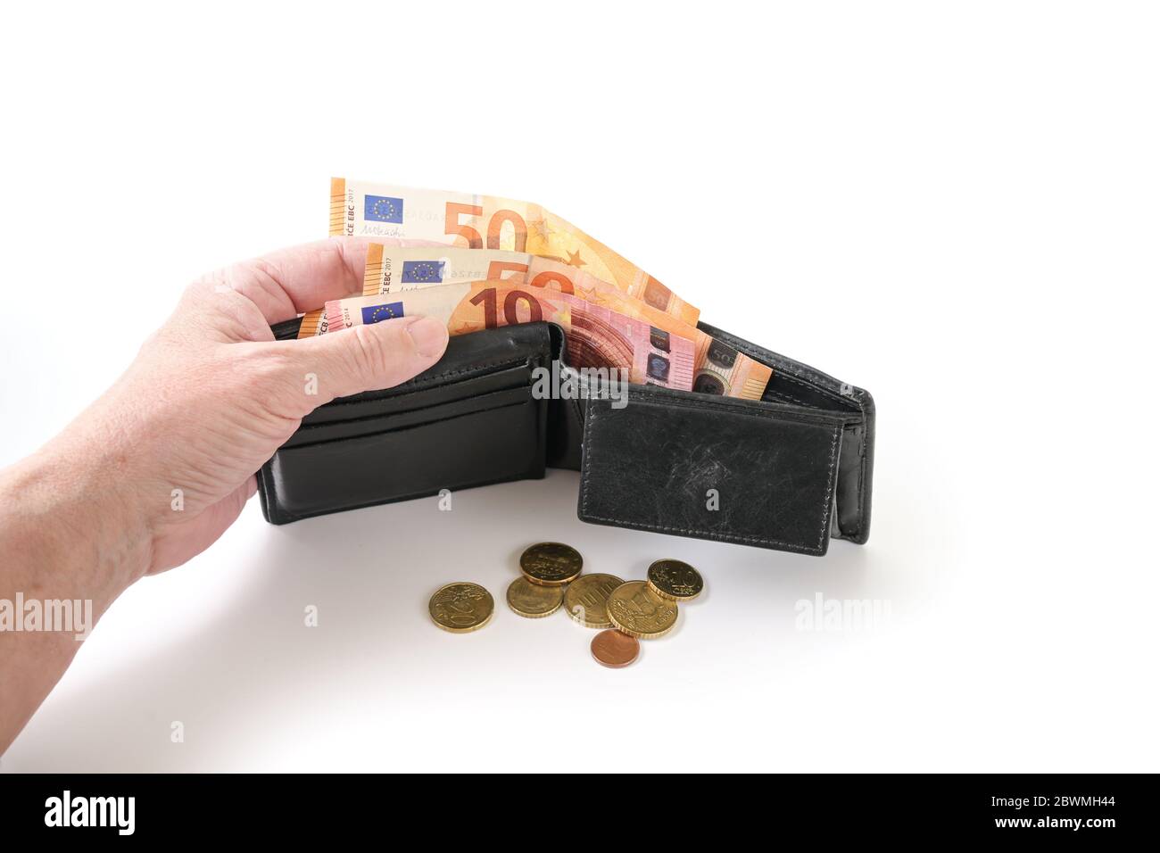 Hand einer Frau mit Geldbörse und einigen Euro-Münzen und Banknoten, Geldscheck in Armut aufgrund einer Wirtschaftskrise zum Beispiel durch Coronavirus, isoliert Stockfoto