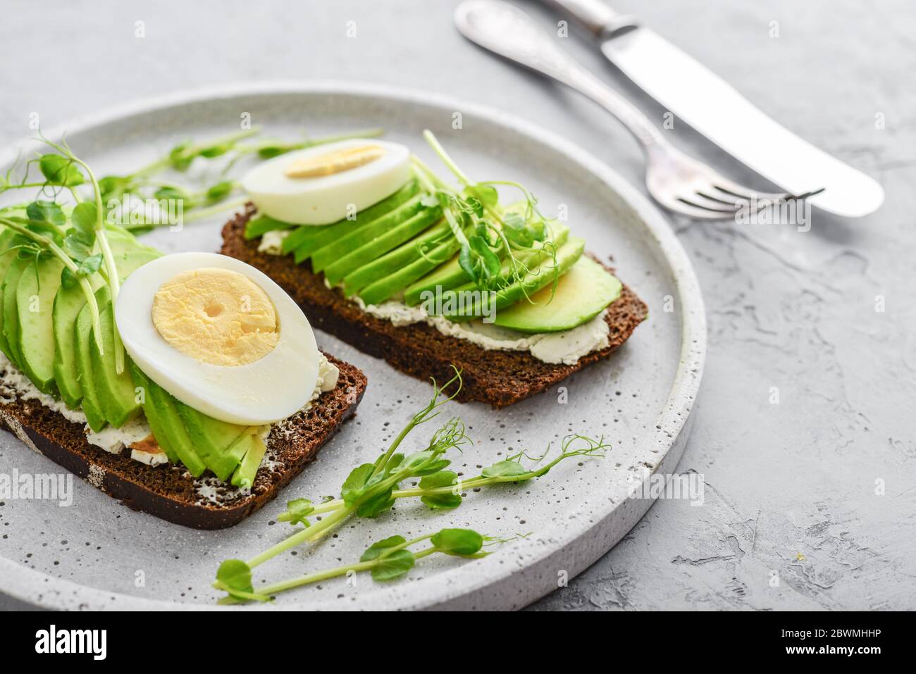 frühstück mit avocado und ei